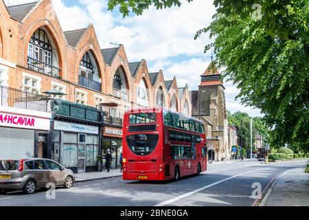 Ein leerer Bus 263 auf der ungewöhnlich ruhigen A1 Archway Road, normalerweise eine sehr befahrene Hauptstraße, während der Sperrung der Coronavirus-Pandemie, London, Großbritannien Stockfoto