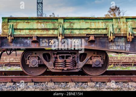Rostige Räder eines alten Wagens Stockfoto