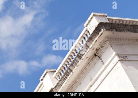 Abstrakter architektonischer Hintergrund mit weißer Hausecke unter blauem Himmel Stockfoto