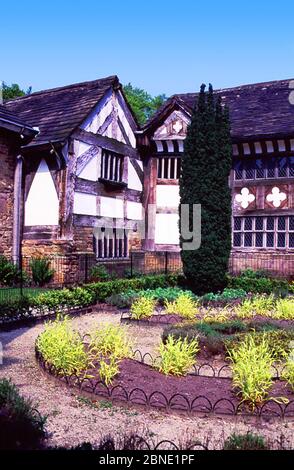 Smithills Hall ist ein denkmalgeschütztes Herrenhaus und ein geplantes Denkmal in Smithills, Bolton, England. Es ist im Besitz der Menschen und frei zu betreten Stockfoto