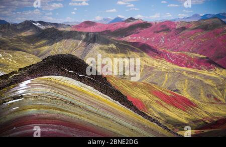 Luftaufnahme von Bergen und Felsformationen in verschiedenen Farben. Berg von sieben Farben in Peru Stockfoto