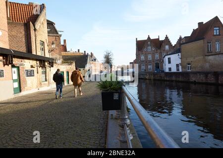 Zwei Freunde, die durch Brügge, Belgien, laufen Stockfoto