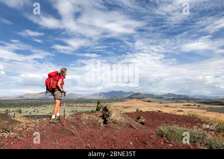 Vicky Frühjahr wandern die Wilderness Trail im Krater des Mondes National Monument, Idaho, USA, Juli 2015. Model Released. Stockfoto