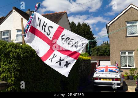 Eine englische Flagge, die vor einem Suburban-Haus in Südwestlondon mit den Worten, NHS-Great, und drei X, Küsse fliegt. Stockfoto