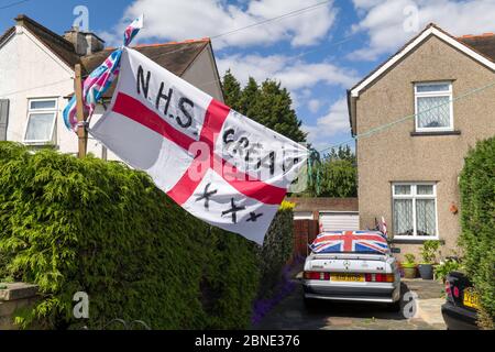 Eine englische Flagge, die vor einem Suburban-Haus in Südwestlondon mit den Worten, NHS-Great, und drei X, Küsse fliegt. Stockfoto