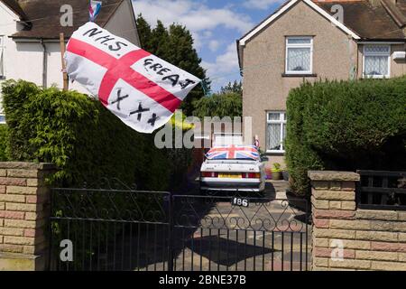 Eine englische Flagge, die vor einem Suburban-Haus in Südwestlondon mit den Worten, NHS-Great, und drei X, Küsse fliegt. Stockfoto