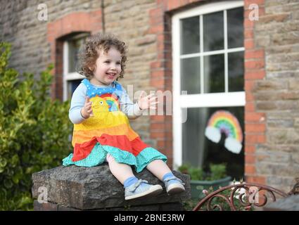 Swansea, Wales, Großbritannien. Mai 2020. Lillian Joy Alter zwei zeigt ihre Wertschätzung für NHS und Key Workers, indem sie während des Claps für unsere Betreuer vor ihrem Haus in Swansea klatscht. Quelle : Robert Melen/Alamy Live News. Stockfoto