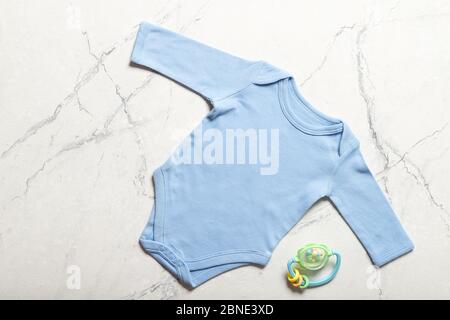 Flache Lay Zusammensetzung mit Baby Kleidung und Accessoires Stockfoto
