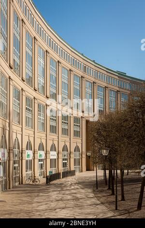 Schöne vertikale Aufnahme eines runden Gebäudes mit viel Der Geschäfte im ersten Stock Stockfoto