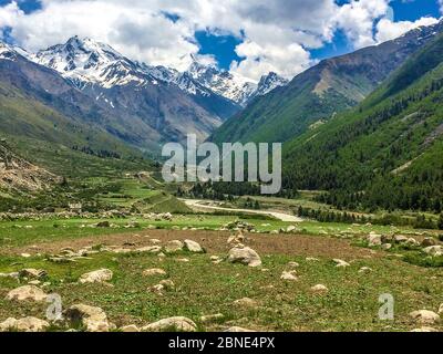 Das letzte Dorf, Spiti Valley, Himachal Pradesh – der Ort heißt Chitkul, das letzte Dorf an der Grenze zwischen Indien und China in Indien. Stockfoto