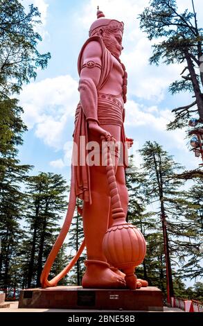 Herr Hanuman Statue in Jakhu Tempel in der schönen Stadt Shimla, Himachal Pradesh, Indien. Hindi Text bedeutet "Hagel Herr Ram". Stockfoto