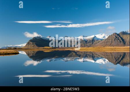 Blick Richtung Kalfatellsstadhur, mit Spiegelungen im Wasser, Island, Oktober 2015. Stockfoto