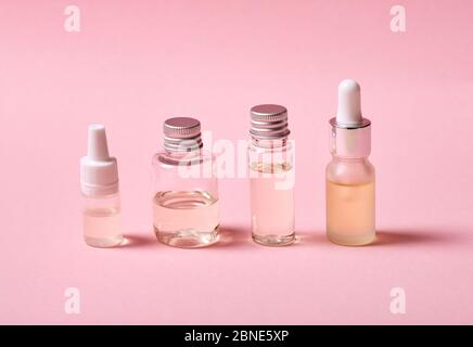 Anti-Aging-Konzept. Gesichtscreme Hyaluronsäure und Rose isoliert auf rosa Nahaufnahme Kopierraum Stockfoto