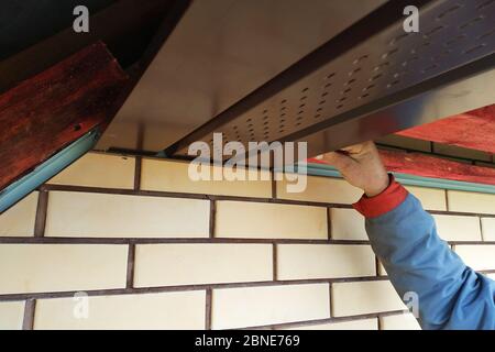 Nahaufnahme der Traufe, die in neu gebauten Häusern hängen.2020 Stockfoto