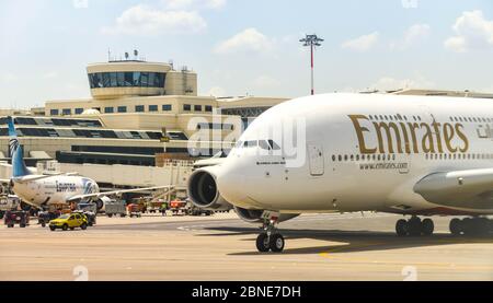 MAILAND, ITALIEN - JUNI 2019: Airbus A380 'Super Jumbo' Jet von Emirates wird für den Start vom Flughafen Mailand Malpensa betrieben. Stockfoto