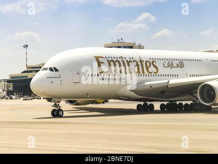 MAILAND, ITALIEN - JUNI 2019: Airbus A380 'Super Jumbo' Jet von Emirates wird für den Start vom Flughafen Mailand Malpensa betrieben. Stockfoto