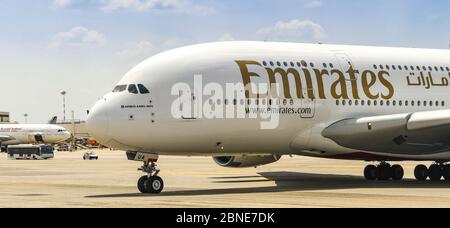 MAILAND, ITALIEN - JUNI 2019: Airbus A380 'Super Jumbo' Jet von Emirates wird für den Start vom Flughafen Mailand Malpensa betrieben. Stockfoto