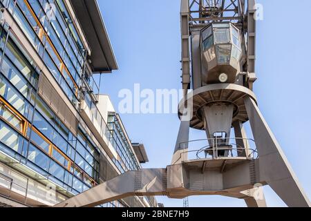 Historischer Hafenkran im Hamburger Hafen Stockfoto