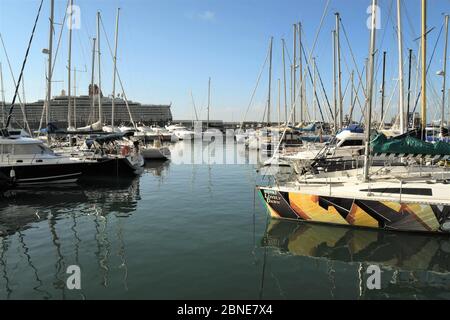 Funchal, Madeira, Portugal - September 2017: Yachten im Hafen von Funchal Stockfoto