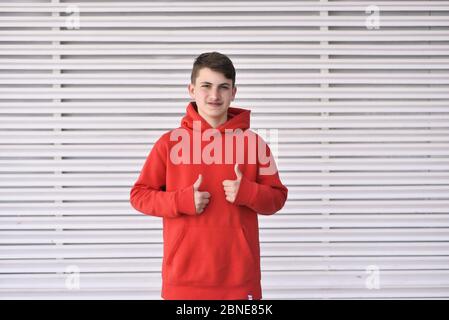 Porträt von Smiley Teenager. Dressing in einem roten Hemd Stockfoto