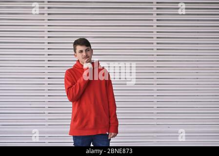 Porträt von Smiley Teenager. Dressing in einem roten Hemd Stockfoto