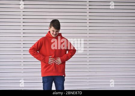 Porträt von Smiley Teenager. Dressing in einem roten Hemd Stockfoto