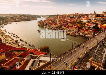 Porto, Portugal, malerischer Blick auf die Altstadt von Riberia und die Brücke Ponte de Dom Luis über den Douro. Stockfoto