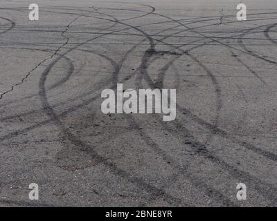 Schwarze Spur von Gummireifen auf dem Asphalt. Stockfoto