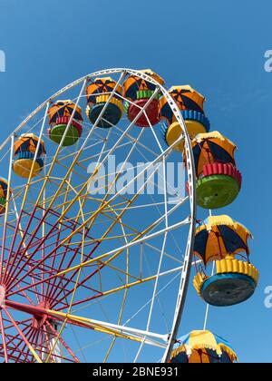 Atraktsion Bunte Riesenrad gegen den Himmel. Stockfoto