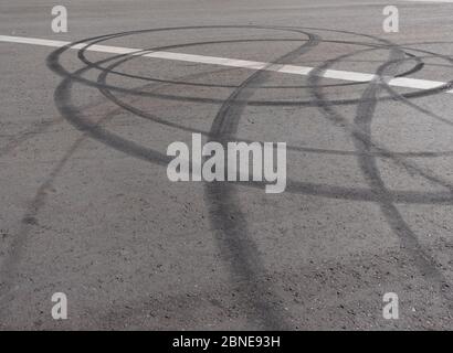 Schwarze Spur von Gummireifen auf dem Asphalt. Stockfoto