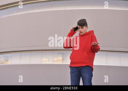 Porträt von Smiley Teenager. Dressing in einem roten Hemd Stockfoto