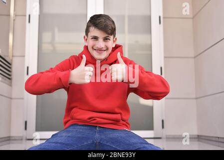 Porträt von Smiley Teenager. Dressing in einem roten Hemd Stockfoto