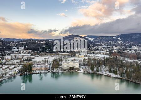 Luftdrohne-Aufnahme des Leopoldskroner Sees südwestlich des Außenbezirke von Salzburg im Winter Stockfoto