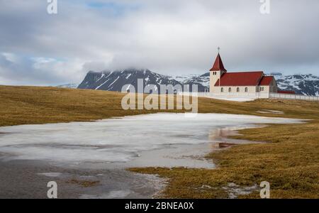 Die malerische stadadamakirkja Kirche auf der halbinsel snaefellsnes in der Nähe des Dorfes arnarstapi in Island Stockfoto