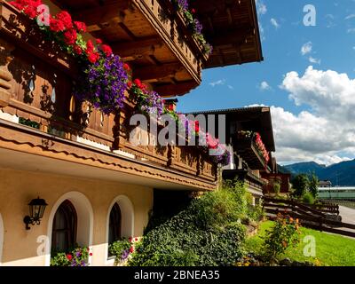 Balkone und Terrassen mit bunten Topfblumen in einem alpinen Resort in Österreich. Großarl. Stockfoto