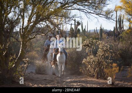 Zwei Cowboys reiten durch die Wüste, Vizcaino Wüste, Baja California, Mexiko, Mai 2008. Stockfoto