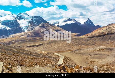 Schöne Strecke von der Bergkette in den Anden bis zum Pastoruri Gletscher, im Huascarán Nationalpark, Huaraz / Peru. Tropisches Glas Stockfoto