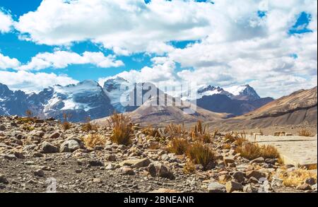 Schöne Strecke von der Bergkette in den Anden bis zum Pastoruri Gletscher, im Huascarán Nationalpark, Huaraz / Peru. Tropisches Glas Stockfoto