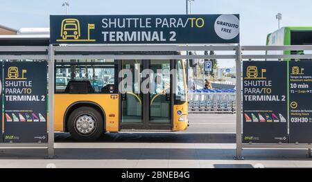 Lissabon, Portugal - 11. Mai 2018: Shuttle vor Terminal 2 des internationalen Flughafens Lissabon geparkt und wartet an einem Frühlingstag auf Passagiere Stockfoto