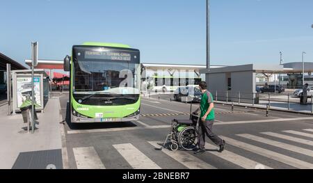 Lissabon, Portugal - 11. Mai 2018: Shuttle vor Terminal 2 des internationalen Flughafens Lissabon geparkt und wartet an einem Frühlingstag auf Passagiere Stockfoto