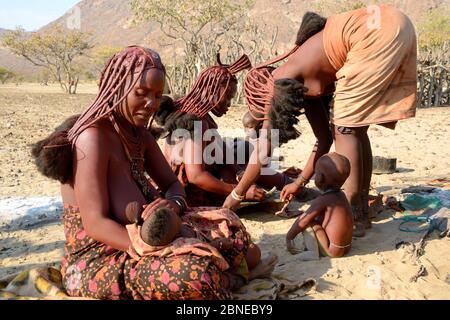 Himba Frauen und Kinder, Marienfluss Valley, Kaokoland Desert, Namibia. Oktober 2015 Stockfoto