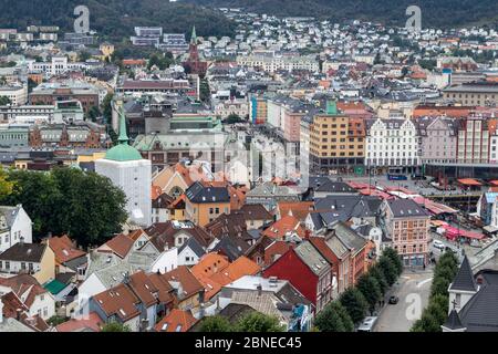 Bergen, Norwegen - 09. September 2019: Bergen Stadtzentrum Straßen Landschaft Luftaufnahme an bewölkten Herbst kalten Tag Stockfoto