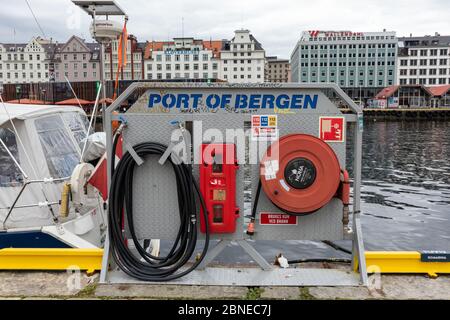 Bergen, Norwegen - 09. September 2019: Hafen von Bergen Schild auf Hafenschiffen Wasserversorgung und Feuerwache auf Pier Stockfoto