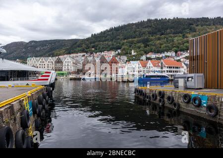 Bergen, Norwegen - 09. September 2019: Hafen, Fjord-Sightseeing Schiffsdock Station, Blick auf historische Gebäude in Hanseviertel Bryggen Kai Stockfoto