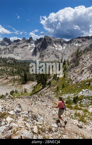 Tageswanderungen über Twin Lakes, Sawtooth Wilderness, Sawtooth National Recreation Area, Idaho, USA. Juli 2015. Modell freigegeben. Stockfoto