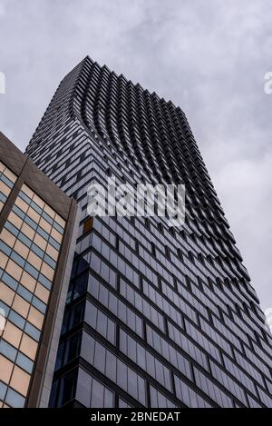 Calgary, Alberta - 10. Mai 2020: Blick auf Calgarys neuesten Wolkenkratzer - Telus Sky. Telus Sky wird eines der prominentesten Gebäude auf der c Stockfoto