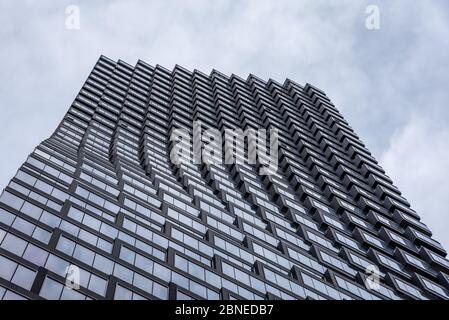 Calgary, Alberta - 10. Mai 2020: Blick auf Calgarys neuesten Wolkenkratzer - Telus Sky. Telus Sky wird eines der prominentesten Gebäude auf der c Stockfoto