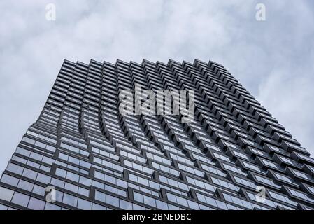 Calgary, Alberta - 10. Mai 2020: Blick auf Calgarys neuesten Wolkenkratzer - Telus Sky. Telus Sky wird eines der prominentesten Gebäude auf der c Stockfoto