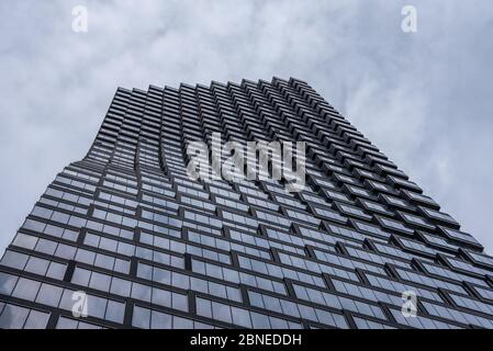 Calgary, Alberta - 10. Mai 2020: Blick auf Calgarys neuesten Wolkenkratzer - Telus Sky. Telus Sky wird eines der prominentesten Gebäude auf der c Stockfoto