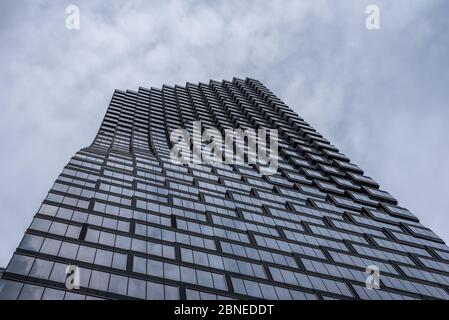 Calgary, Alberta - 10. Mai 2020: Blick auf Calgarys neuesten Wolkenkratzer - Telus Sky. Telus Sky wird eines der prominentesten Gebäude auf der c Stockfoto